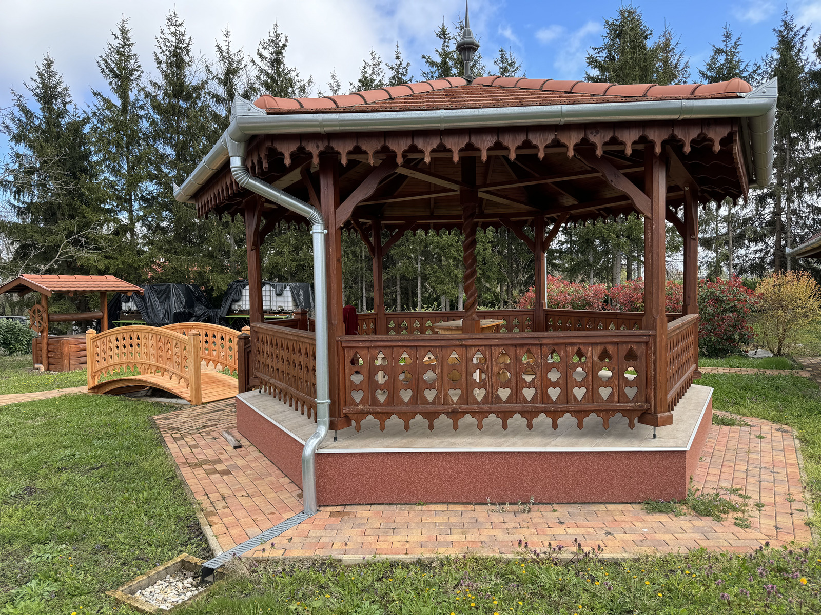 Kerthelyiségek, teraszok